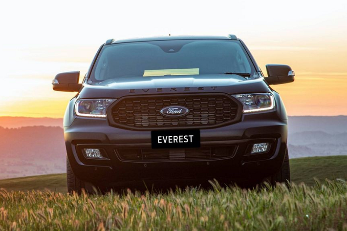 Về trang bị, Ford Everest Sport 2020 sở hữu một số nâng cấp nhẹ như hệ thống đèn pha Bi-LED, chức năng SYNC 3, camera 360 độ, hệ thống thông tin giải trí cùng kết nối điện thoại thông minh, gia tăng số lượng các cổng USB...