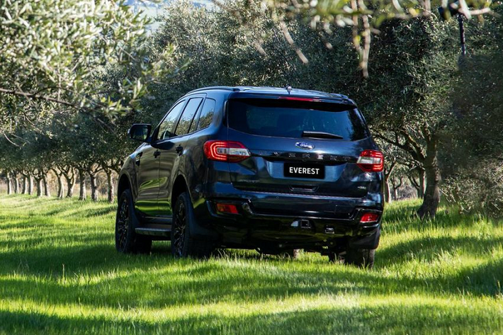 Bên trong khoang nội thất, mẫu xe SUV Ford Everest Sport 2020 cũng gây ấn tượng không hề nhỏ với người dùng bởi sự cao cấp vốn có. Toàn bộ hàng ghế của xe đều được bọc da cùng logo phiên bản.