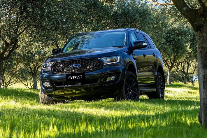 Người tiêu dùng khi mua sẽ phải chịu mức giá xe Ford Everest Sport 2020 mới từ 42.765 USD (khoảng 1,02 tỷ đồng) cho biến thể sử dụng động cơ Turbo dầu Diesel 3.2L và 43.800 USD (khoảng 1,05 tỷ đồng) cho biến thể sử dụng động cơ Biturbo dầu Diesel 2.0L.