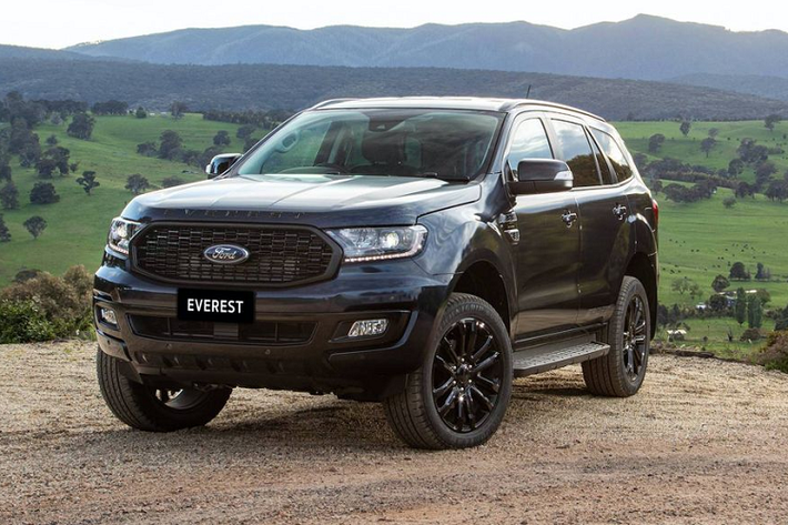 Everest Sport 2020 được Ford định vị là phiên bản nằm giữa bản Trend và bản Titanium. Bên cạnh đó, phiên bản Sport còn cung cấp thêm 1 tuỳ chọn 7 chỗ ngồi và hệ dẫn động 2 cầu. Đối với phiên bản Biturbo sẽ là khối động cơ dầu Diesel 4 xy-lanh TDCi Biturbo 2.0L với công suất 210 mã lực và 500 Nm mô-men xoắn cực đại, đi kèm là trang bị hộp số tự động 10 cấp.