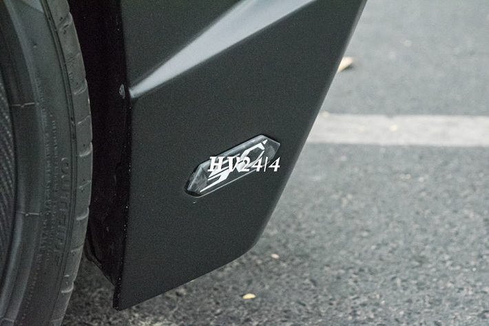 Khác với những chiếc siêu xe Lamborghini Aventador LP700-4 tại Việt Nam, phần cản va trước và hốc gió của "siêu bò" này được nâng cấp lên bộ body kit bản giới hạn LP720-4 50º Anniversario mang đến cái nhìn rất hầm hố và bắt mắt. 