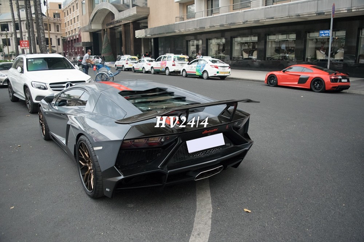 Ngoài ra, phần đuôi siêu xe này cũng được nâng cấp theo body kit Lamborghini Aventador LP720-4 độ 50º Anniversario với các hốc gió cắt xẻ cá tính, cản va sau hầm hố hơn. Mức giá xe Lamborghini Aventador LP720-4 tại Việt Nam hiện này khoảng hơn 20 tỷ đồng. 