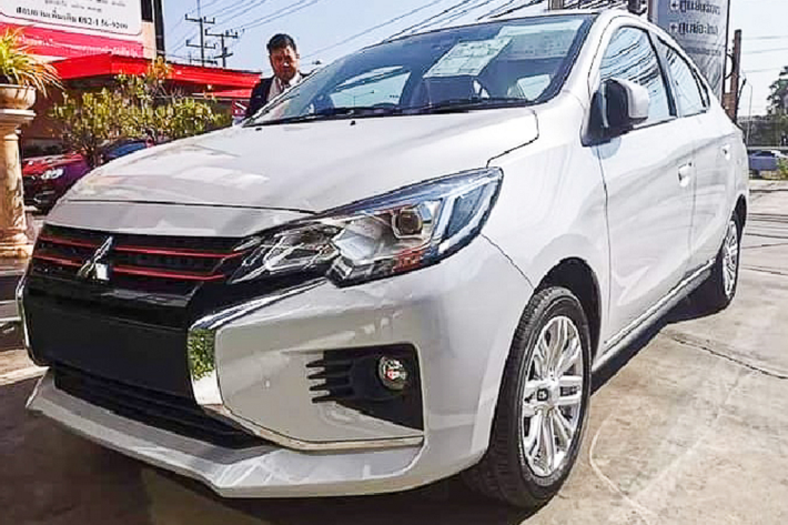 Có thể thấy, Mirage 2020 facelift và Attrage 2020 facelift mới sở hữu phần đầu tương tự Xpander mới. Thiết kế Dynamic Shield với phần lưới tản nhiệt lớn, đen, mở rộng và vuốt theo cụm đèn là không hề xa lạ. Ở phiên bản cao cấp, xe nổi bật với lưới tản nhiệt được trang trí thêm những đường line đỏ bắt mắt cùng cản trước mới.
