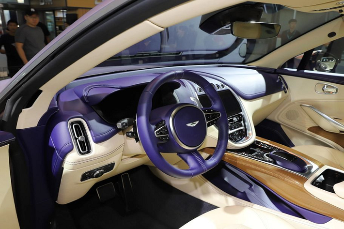 Là một siêu xe Aston Martin trên nền tảng của một mẫu crossover, do đó DBX sở hữu một thiết kế mang đầy tính khí động học. Những đường gân chạy dài từ đầu xe tới đuôi xe, cộng với mang thoát gió phía dưới trụ A mang tới cái nhìn dữ dằn và thể thao hơn cho xe. Thêm nữa, với việc thiết kế bộ mui vát nhẹ về phía sau càng khiến chiếc xe vốn có ngoại hình to lớn như DBX trở nên nhẹ nhàng và tinh tế hơn bội phần.