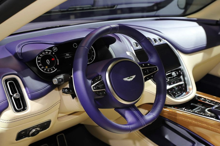 Bước vào không gian cabin, hãng siêu xe Aston Martin một lần nữa không làm các fan thất vọng khi mang tới cho DBX một không gian quá đỗi nuột nà và sang trọng. Ngay trước ghế người lái là vô lăng ba chấu bọc da với lẫy chuyển sổ trên vô lăng.