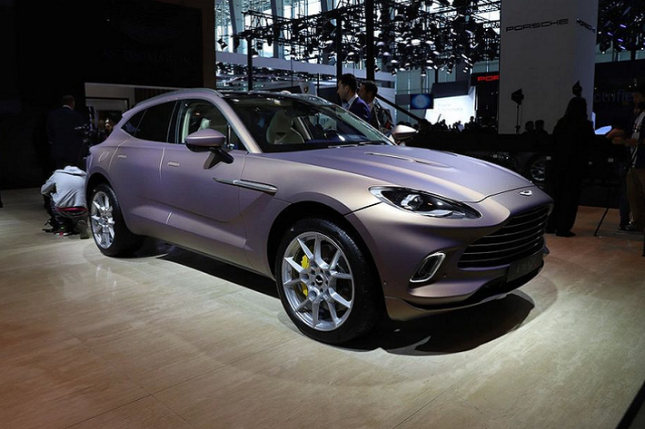 "Trái tim" của DBX là khối động cơ AMG V8 4.0L tăng áp kép, cho ra công suất tối đa 542 mã lực và 700 Nm mô-men xoắn cực đại. Những thông số này về cơ bản khá tương đồng với những "người anh em" như Vantage hay DB11 V8. Siêu phẩm mới chỉ mất 4,5 giây để tăng tốc từ 0-100km/h trước khi đạt vận tốc tối đa 291 km/h.