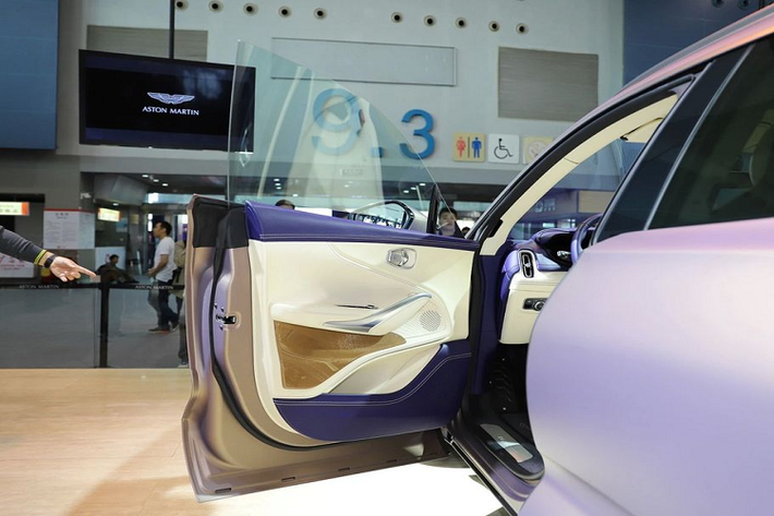 Với phong cách thiết kế bảng điều khiển trung tâm kiểu điện thoại Vertu, hàng phím bấm và điều khiển chứng năng của DBX tập trung hoàn toàn vào người lái, màn hình công cụ 12,3 inch và màn hình cảm ứng 10.25 inch được sử dụng cho hệ thống thông tin giải trí, hỗ trợ kết nối Apple Carplay.