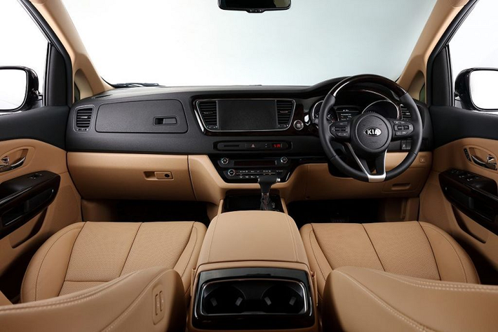 Một yếu tố quan trọng khác bên cạnh giá xe Kia Sedona nhập khẩu từ Việt Nam "mềm" hơn, chính là việc mẫu xe này sẽ được trang bị nhiều tuỳ chọn hơn so với phiên bản nhập khẩu từ Hàn Quốc.