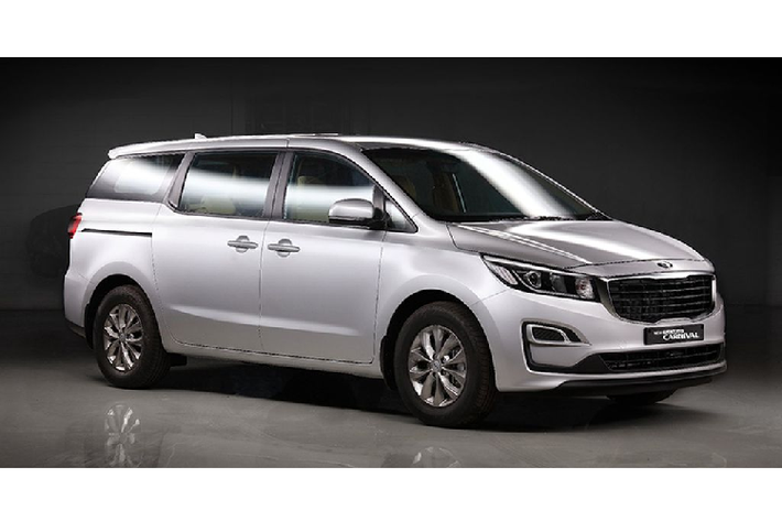 Cụ thể, phiên bản đầu tiên của đợt chuyển giao thị trường sản xuất này là phiên bản Sedona Diesel 2.2 LX 8AT với giá bán 1.397.000 baht (khoảng 1,07 tỷ đồng). Khi so sánh với giá bán của cùng phiên bản nhập từ thị trường Hàn Quốc, mức chênh lệch giữa phiên bản nhập từ Việt Nam và Hàn Quốc lên tới 225.000 baht (khoảng 170 triệu đồng). Sedona nhập Hàn Quốc có giá bán 1,622,000 baht (khoảng 1,244 tỷ đồng).