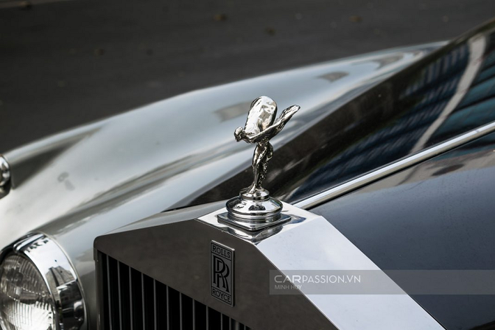 Trong suốt những năm phát triển của Rolls-Royce, những mẫu xe được ra đời ở khoảng những năm 50-60 được đánh giá là những mẫu xe có giá trị nghệ thuật cao với những đường nét thiết kế đặc trưng trong ngành công nghiệp ô tô thời bấy giờ. Trong giai đoạn này, dựa trên yêu cầu khắt khe về thẩm mỹ cũng như tính sang trọng của những chiếc xe, các nhà thiết kế ô tô thường ưa chuộng sử dụng những đường cong liền mạch cho mẫu xe của mình.