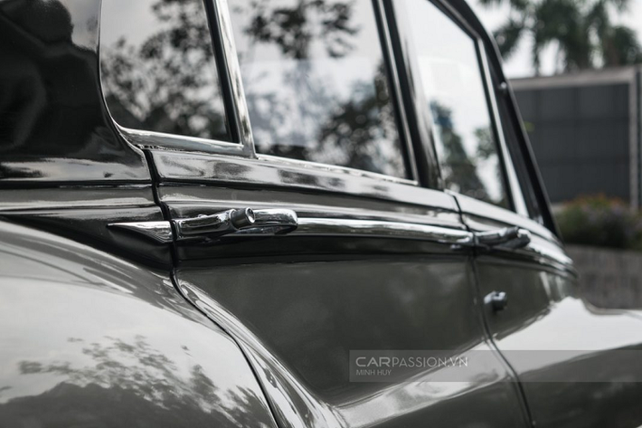 Từ những chiếc Silver Ghost từ thuở đầu cho tới những mẫu xe mới như Phantom VIII, thiết kế lưới tản nhiệt dọc đặc trưng cùng logo Spirit of Ecstasy vẫn được lưu giữ và kết hợp hài hòa cùng những đường nét hợp thời, tạo nên vẻ sang trọng, khác biệt so với những thương hiệu xe sang khác.