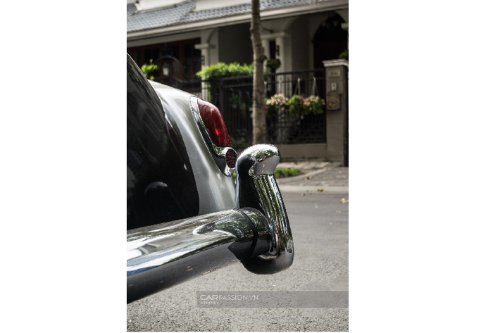 Về nội thất, chiếc Silver Cloud I được kết hợp giữa những chi tiết bằng gỗ sáng màu và chất liệu da màu đỏ sẫm chủ đạo. Ở thế kỉ trước, màu đỏ sẫm thường được sử dụng như một gam màu biểu trưng cho sự sang trọng, dành cho những con người quyền lực.