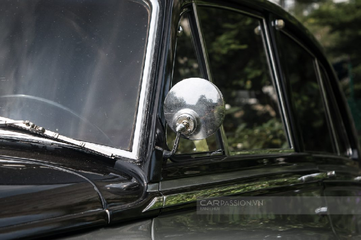 Chiếc Silver Cloud độc nhất Việt Nam thuộc thế hệ thứ I, được sản xuất vào năm 1957. Chiếc xe mang trên mình màu bạc chủ đạo kết hợp với sắc đen chạy dọc phần mui cũng như nắp capo. Có thể nói, đây chính là nguồn cảm hứng thuộc phong cách phối màu dual-tone xuyên suốt của thương hiệu này và vẫn được Rolls-Royce sử dụng một cách phổ biến cho những chiếc Rolls-Royce hiện đại về sau.