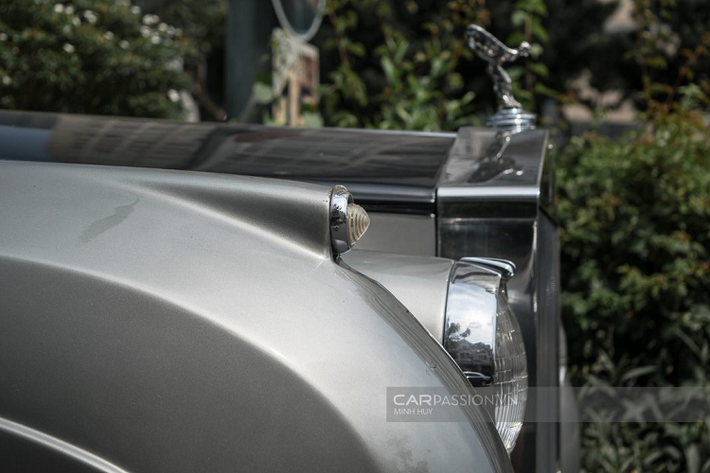 Rolls-Royce luôn nổi tiếng với thiết kế cổ điển mang tính biểu tượng xuyên suốt trên đa số những mẫu xe của mình. Chính vì thế, qua nhiều giai đoạn phát triển khác nhau trên những mẫu xe khác nhau, những chiếc Rolls-Royce vẫn luôn mang đậm bản sắc của thương hiệu xe sang đến từ Anh Quốc này.