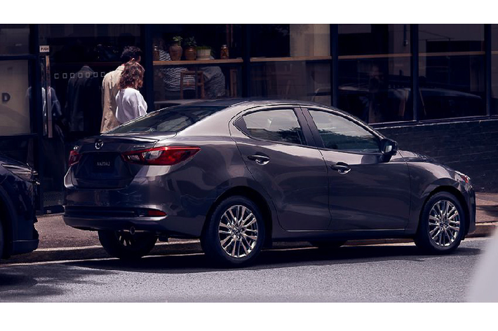 Nếu cảm thấy chưa thỏa mãn với mẫu Mazda2 hatchback 2020 vừa ra mắt hồi giữa năm nay, thì phiên bản sedan của Mazda2 có thể làm các bác hài lòng. Tuy chỉ thay đổi thiết kế form dáng ở khu vực đuôi xe là chủ yếu, nhưng nó cũng góp phần tạo nên sự mới mẻ cho Mazda2.