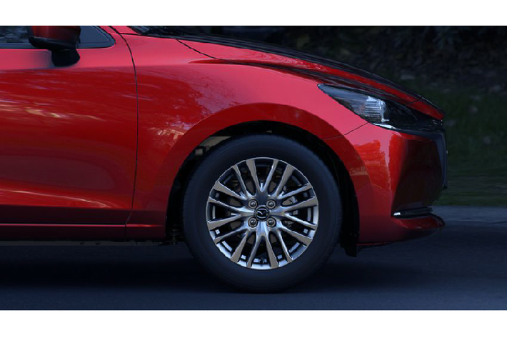 Ngoài ra, để người dùng dễ nhận diện hơn bản sedan, Mazda cũng đã thay đổi nhẹ ở phần lưới tản nhiệt. So với bản hatchback thì bản sedan có viền chrome ở lưới tản nhiệt dày hơn. Miệng hút gió ở dưới lưới tản nhiệt được viền một mảng chrome mỏng.