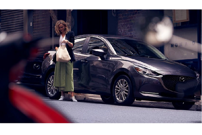 Ở phiên bản nâng cấp mới này, mẫu xe sedan Mazda2 được tinh chỉnh phần đầu xe nổi bật với cụm lưới tản nhiệt mạ chrome cỡ lớn, và bên dưới cản trước với hai thanh mạ crôm nằm đối xứng theo phong cách thiết kế của Mazda6 facelift 2018 (chưa về Việt Nam).