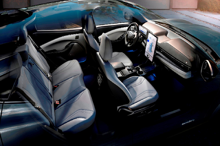 Nhắc lại một lần nữa, khoang nội thất chưa được hoàn thiện, tuy nhiên nó mang lại cho những khách hàng trải nghiệm về một khoang nội thất tốt nhát của một chiếc xe với tên gọi Mustang. Chắc chắn nó rộng rãi hơn Mustang thông thường, thêm vào đó, những chất liệu giả da và cách mà hãng bố trí đã tạo cho khách hàng cảm thấy ấn tượng với khoang nội thất của chiếc crossover này.