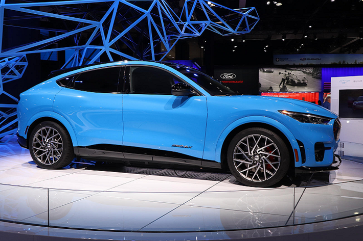 Nhiều người chọn mua Mustang vì hệ thống giảm xóc cứng và thể thao của nó. Được đặt tên là Mustang Mach-E, chiếc xe điện này cũng sở hữu đặc điểm này. Tuy có một chút thoải mái và êm hơn so với đàn anh thể thao hai cửa, nhưng chiếc xe cho người lái cảm nhận được độ cứng và các gờ giảm tốc ở nội thành LA.