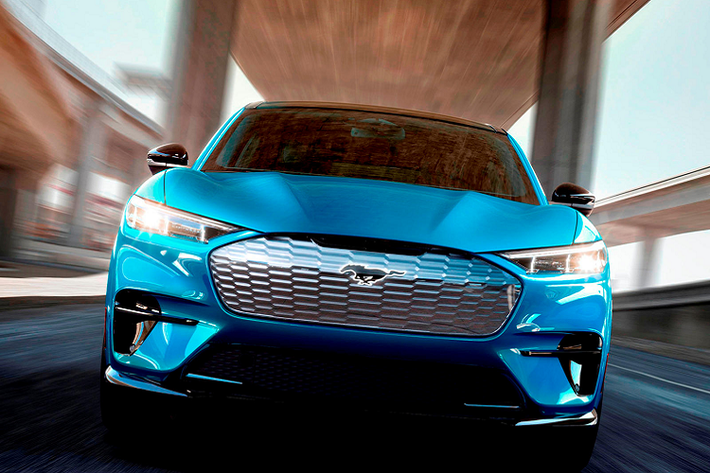 Ban đầu, chiếc xe êm ái không thua gì những chiếc xe gia đình khác khi di chuyển vòng quanh các tuyến phố. Tiếp đến, Ford đưa chiếc xe đến một sân bay địa phương, nơi đó, chiếc Mach-E thực sự đã thể hiện sức mạnh. Nó làm cho tất cả mọi người lưng dính vào ghế khi tăng tốc, kể cả khi ngồi ghế phụ, họ cũng đã được trải nghiệm một cảm giác của Mustang trên một chiếc xe năm chỗ.