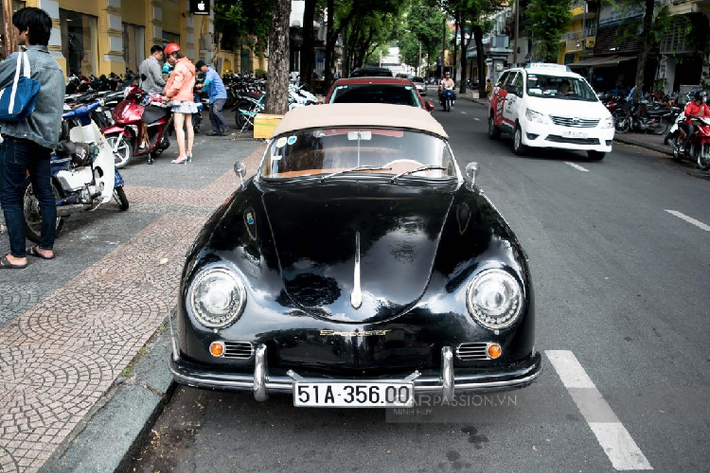 Porsche 356A được giới thiệu tới công chúng vào cuối năm 1955. Trong quá trình được sản xuất, 356A ra mắt với hai thế hệ mang tên ký hiệu “Type 1” và “Type 2”. Chiếc Porsche 356A Speedster tại Việt Nam được xác định thuộc phiên bản Type 2.