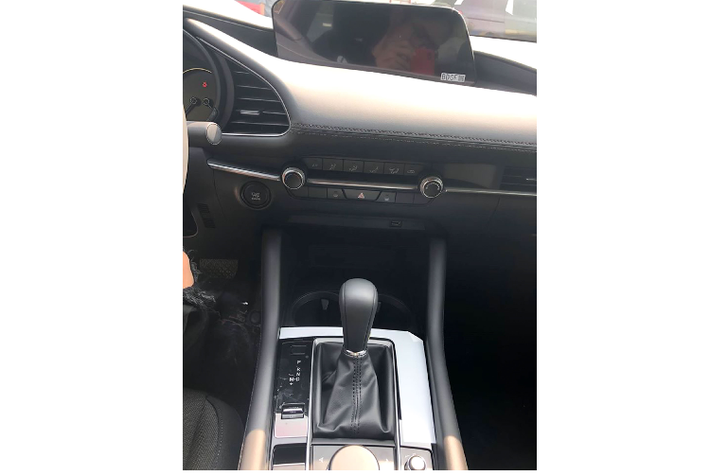 Cuối cùng, những trang bị an toàn tiêu chuẩn trên xe bao gồm: 07 túi khí an toàn, loạt phanh ABS/EBD/BA, cân bằng điện tử (DSC), kiểm soát lực kéo chống trượt (TCS), hỗ trợ khởi hành ngang dốc HLA, cảnh báo phanh khẩn cấp ESS,camera lùi, cảnh báo chống trộm. Đây là trang bị an toàn Tiêu Chuẩn cao nhất phân khúc C!