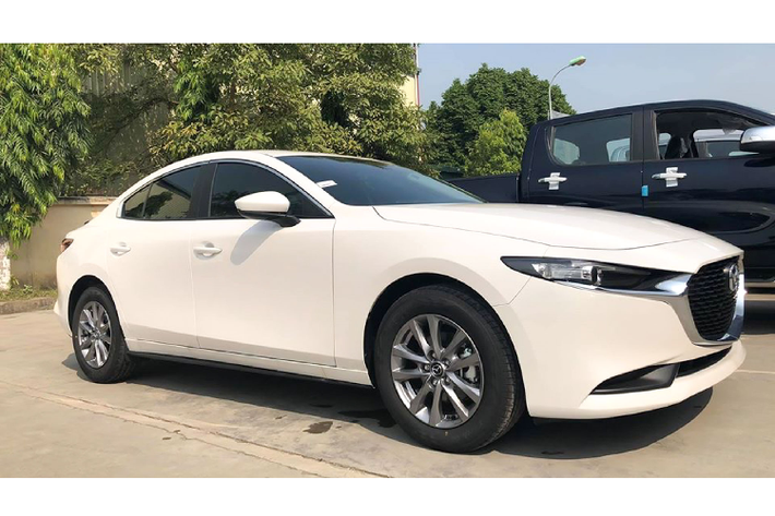 Mazda3 1.5L Deluxe sử dụng động cơ xăng Skyactiv-G 4cyl dung tích 1.5L cho công suất tối đa 110 mã lực tại 6.000 vòng / phút và mô-men xoắn 144 Nm tại 4.000 vòng / phút. Sức mạnh được truyền xuống cầu trước (FWD) thông qua hộp số tự động 6 cấp. Phiên bản tiêu chuẩn này bị cắt hệ thống dừng động cơ tạm thời i-Stop để tiết kiệm nhiên liệu.