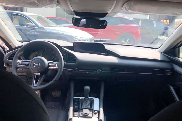 Mazda3 1.5L Deluxe là phiên bản tiêu chuẩn giá rẻ thiếu nhiều tính năng an toàn và tiện nghi cao cấp như màn hình HUD hay gói công nghệ an toàn chủ động i-Activsense với nhiều công nghệ hỗ trợ lái hiện đại. Tuy nhiên trang bị của nó đủ đáp ứng với các nhu cầu sử dụng thông thường như đèn LED ban ngày, tự động bật/tắt và cân bằng góc chiếu sáng. Cụm đèn hậu full-LED, gương chiếu hậu chỉnh và gập điện, gạt mưa tự động,...