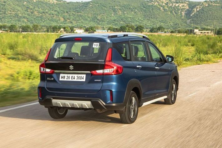 Bện cạnh đó, hệ thống điều hoà tự động 2 vùng độc lập, ghế da, các hệ thống hỗ trợ lái xe như Cruise Control, hệ thống kết nối điện thoại qua Android Auto và Apple CarPlay,... Suzuki XL7 sẽ được bố trí ghế ngồi theo cấu hình 2-3-2 với sức chứa chỉ 6 chỗ ngồi.