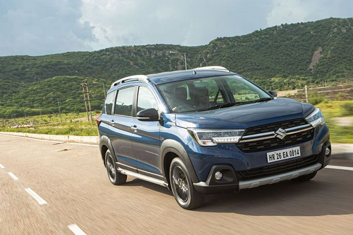 Là một phiên bản 7 chỗ của XL6, Suzuki XL7 2020 mới hứa hẹn mang tới cái nhìn cao cấp hơn so với Ertiga 2019. Ở phần đầu xe, giống như XL6, XL7 sẽ sở hữu thiết kế với những đường nét mạch lạc, vuông vắn với điểm nhấn là dải đèn LED định vị ban ngày được nối dài xuyên suốt mặt ca-lăng bằng một thanh chrome sáng bóng. Đây là chi tiết thiết kế khá mới trên các mẫu xe thương mại ngày nay. Ngoài ra, hệ thống đèn chiếu sáng trên XL7 cũng là loại bóng LED hiện đại.