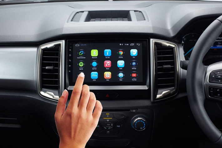 Và hệ thống này tất nhiên được tích hợp kết nối Android Auto và Apple CarPlay, cho phép người dùng tận hưởng các tiện ích như Spotify, Waze, YouTube hay Google Chrome.