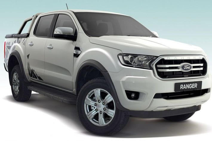 Về ngoại thất, hai tùy chọn màu sơn xuất hiện trên mẫu xe bán tải Ford Ranger 2.2L XLT Special Edition là Trắng Arctic và Đen Absolute. Đặc biệt hơn, đại diện công ty cho biết chiếc bán tải này sẽ được sản xuất với số lượng giới hạn.