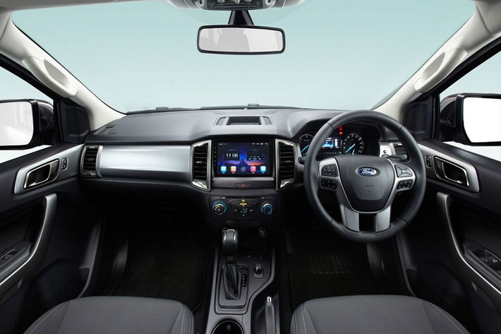 Các nâng cấp ngoại thất trên biến thể này đến từ bộ ốp bánh xe mới, tấm dán đề-can đầy sáng tạo và nắp thùng mới trong khi khoang nội thất cũng hiện đại hơn với màn hình cảm ứng 9-inch hiển thị thị hệ thống thông tin giải trí - điểm nâng cấp đắt giá so với trang bị 4.2-inch nguyên bản của 2.2 XLT AT.