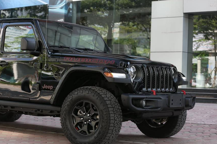 Thiết kế nội thất toàn những mảng vuông vức, dứt khoát. Các nút bấm cơ học và đồng hồ analog tạo cảm giác như chiếc xe đã sẵn sàng để off-road trong rừng.