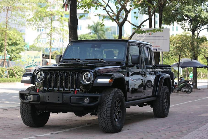 Thừa hưởng đặc tính việt dã của thương hiệu Jeep, xe sở hữu khả năng vượt địa hình ấn tượng với khoảng sáng gầm lên đến 282 mm và có thể lội nước với độ sâu 762 mm. Chiều dài của chiếc bán tải Jeep Gladiator Rubicon 2020 này 5.181 mm, dài hơn 800 mm so với chiếc SUV Jeep Wrangler và có chiều dài trục cơ sở 3.480 mm.