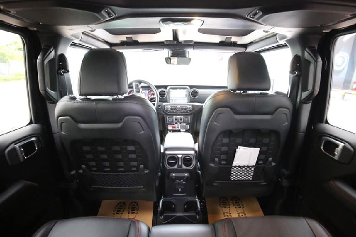 Jeep Gladiator Rubicon 2020 trang bị khối động cơ V6 có dung tích 3.6 lít, sản sinh công suất tối đa 285 mã lực và mô men xoắn cực đại đạt 352 Nm, đi kèm với đó hộp số tự động 8 cấp và hệ dẫn động 2 cầu.