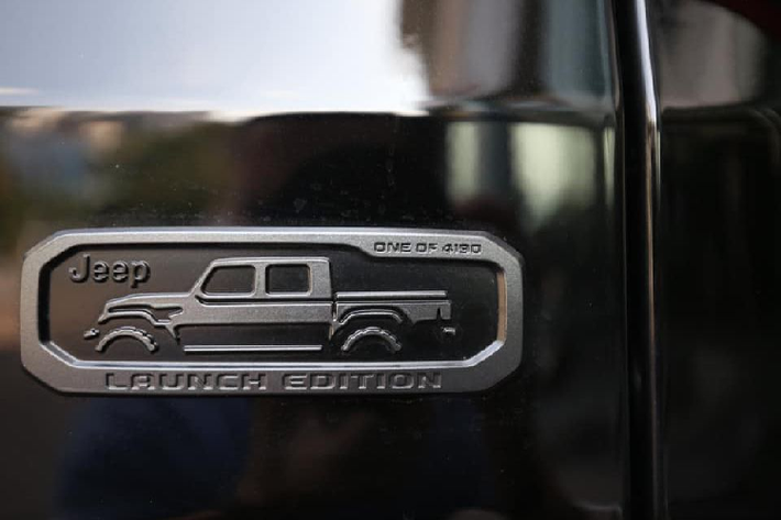 Tuy nhiên, xe vẫn khá tiện nghi với màn hình giải trí 6,5 inch, có kết nối Apple CarPlay và Android Auto. Các chi tiết trang trí màu đỏ tương phản với ghế bọc da đen. Vô lăng 3 chấu bọc da, tích hợp nhiều phím chức năng hỗ trợ người lái.