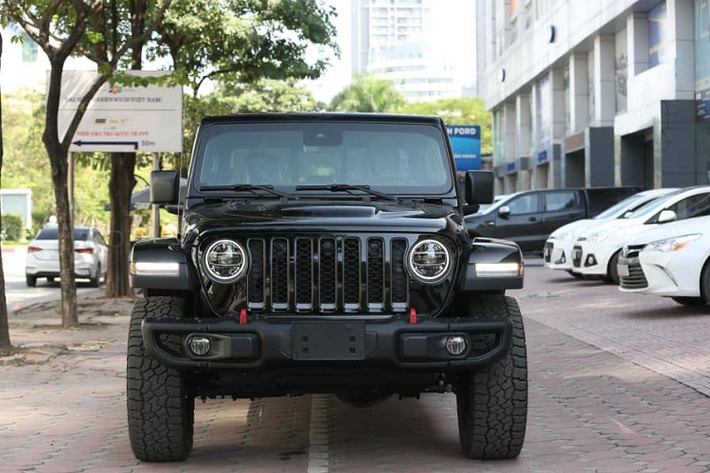 Ngoài ra, xe còn được trang bị hàng loạt các chi tiết tối quan trọng để phục vụ cho mục đích đi off-road như: hệ thống giảm xóc nổi tiếng Fox, mâm xe kích thước 17 inch kết hợp với bộ lốp Falken 33 inch…