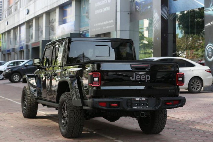 Jeep Gladiator Rubicon 2020 mới có thể trở thành chiếc bán tải mui trần cá tính với mui bạt hoặc mui cứng dễ dàng tháo rời tùy thuộc vào tùy chọn của chủ xe. Chiếc Jeep Gladiator Rubicon 2020 đầu tiên về Việt Nam được trang bị mui cứng, kính chắn gió phía trước có thể hạ xuống được.