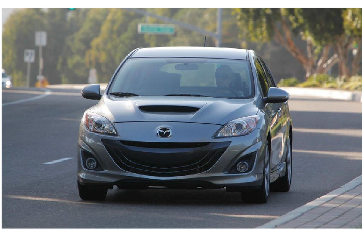 Mazdaspeed 3 thế hệ đầu tiên trông không khác biệt là mấy so với một chiếc ô tô phổ biến. Tuy nhiên, thế hệ thứ 2 đã thay đổi điều đó – nó có một gương mặt cười và hốc gió lớn trên nắp capô – có thể là một sự cải biến hơi quá đối với một số người.