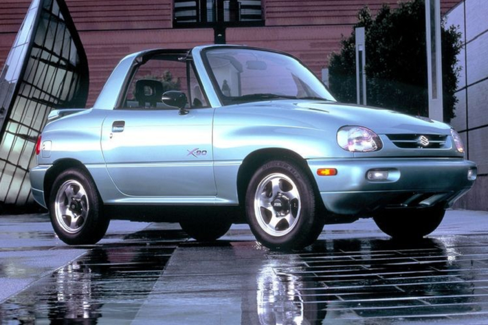 Mẫu X-90 có thể mang tới trải nghiệm vui vẻ như mọi chiếc 4x4 tí hon ngoài kia, nhưng bởi dáng vẻ kỳ lạ cùng tỉ lệ kích thước không hợp mắt mà nhiều người đã bỏ qua chiếc xe xấu xí của Suzuki.