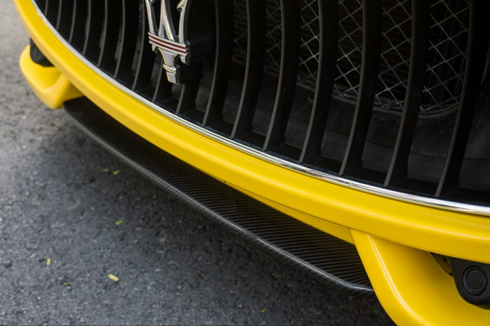 Mỗi chiếc Maserati GranTurismo Sport đều đi kèm với những gói trang bị khác nhau, ví dụ như chiếc xuất hiện trong bài viết sở hữu gói trang bị carbon cho phần ngoại thất với các chi tiết như líp trước, ốp gương chiếu hậu, líp gió hông, tay nắm cửa, cánh gió sau, bộ khuếch tán gió và ốp ống xả được làm hoàn toàn từ sợi carbon có khối lượng nhẹ.