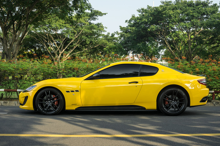 Maserati GranTurismo Sport sở hữu thiết kế của một mẫu xe GT. Khi mới về Việt Nam, giá xe Maserati GranTurismo Sport được chào bán chính hãng khoảng 12 tỷ, tuy nhiên sau một thời gian ngắn nó được chủ xe bán lại với mức giá chỉ khoảng gần 8 tỷ đồng cho showroom tư nhân.