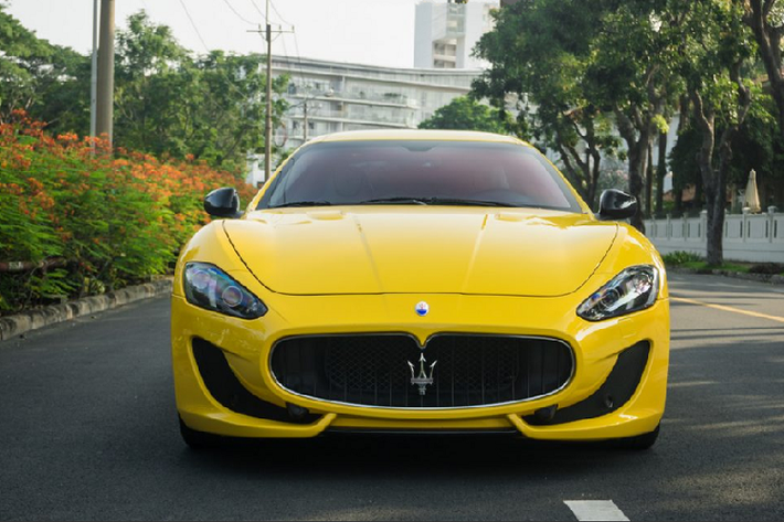Về ngoại thất, cản trước trên phiên bản GranTurismo Sport được chia làm 3 khoang riêng biệt với khe gió hai bên được vuốt cong tạo cái nhìn khỏe khoắn, lưới tản nhiệt trung tâm được sơn đen tương phản với ngoại thất kết hợp với logo “cây đinh ba” có 2 đường kẻ màu đỏ, khác biệt với những mẫu xe còn lại của Maserati. Cụm đèn pha dạng bi-xenon kết hợp với dải LED ban ngày đẹp mắt.