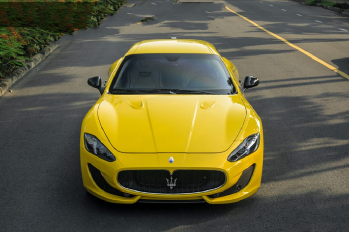 Xuất hiện trong bài viết chính là chiếc Maserati GranTurismo Sport mới duy nhất đang được rao bán tại Việt Nam. Không những được nhập khẩu chính hãng thông qua đại lí Maserati Việt Nam mà đây còn là một chiếc xe mới hoàn toàn, ngoại thất được phủ một lớp sơn vàng Giallo GranTurismo nổi bật và được phối theo tông màu vàng-đen mang đậm tính thể thao.