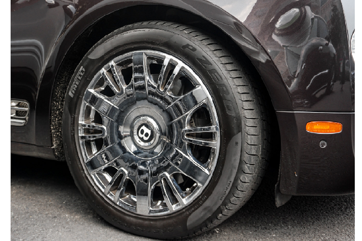 Bộ mâm trên xe đa chấu với thiết kế lạ mắt, khác biệt với những chiếc Mulsanne khác tại Việt Nam thường được trang bị với bộ mâm 5 chấu mạ chrome. Một điều thú vị về bộ mâm này chính là nguyên bản được sơn màu bạc, chủ nhân đã mạ lại toàn bộ 4 mâm xe với nước mạ dày nhằm đảm bảo độ sáng bóng sẽ được giữ trong một thời gian dài.