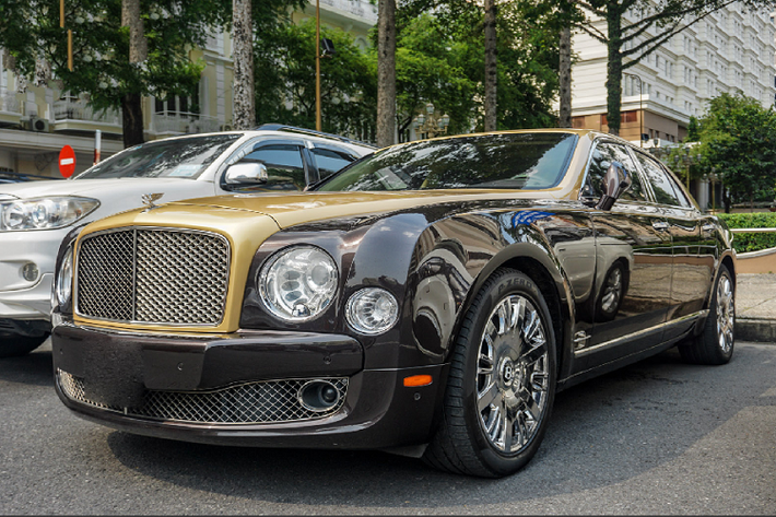 Tuy được xếp hạng cạnh tranh với Phantom nhưng về kích thước Mulsanne chỉ được xếp ngang với Rolls-Royce Ghost, đây có lẽ là điểm yếu lớn nhất của Mulsanne khi so kè với mẫu xe siêu sang đầu bảng nhà Rolls-Royce.