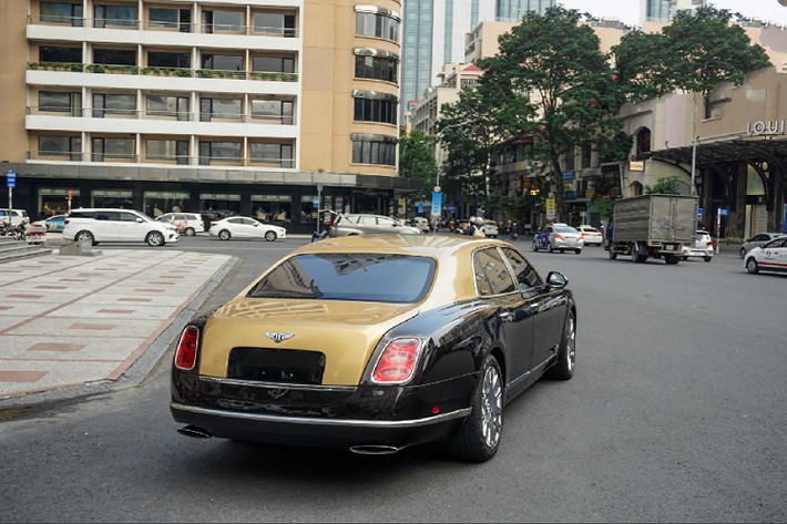 Bentley Mulsanne được trang bị động cơ V12, dung tích 6.75 lít, có khả năng sản sinh công suất cực đại 512 mã lực và mô men xoắn cực đại 1.020 Nm. Mặc dù có trọng lượng lên đến 2,5 tấn nhưng Mulsanne chỉ mất 5,1 giây để tăng tốc từ 0-100 km/h và có tốc độ tối đa là 296 km/h.