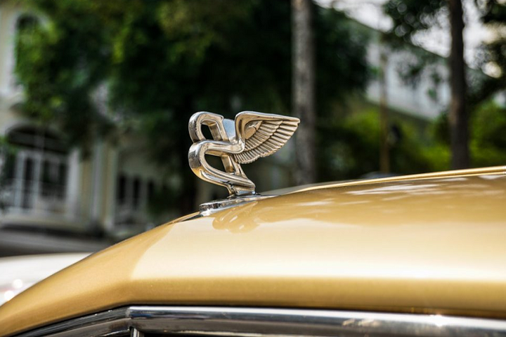 Toàn bộ quá trình “lột xác’ cho mẫu xe siêu sang hơn 10 năm tuổi được diễn ra tại garage Wrapstyle, một garage rất nổi tiếng trong việc chăm sóc cũng như cá nhân hóa nhiều mẫu siêu xe hay xe siêu sang hàng hot hiện nay. Tại thời điểm được mang về nước, giá xe Bentley Mulsanne không dưới 20 tỷ đồng nhưng hiện nay trên thị trường ôtô đã qua sử dụng, một chiếc Mulsanne có giá bán khoảng 10 tỷ đồng.