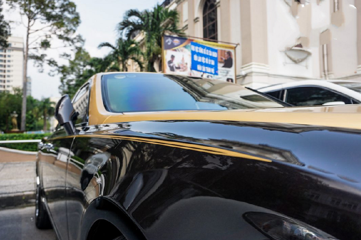 Cụ thể, Mulsanne có chiều dài x rộng x cao là 5.575 x 1.926 x 1.521 mm. Xuất hiện trên thân xe là một đường coachline kép màu vàng mang phong cách của những chiếc Rolls-Royce, dù vậy đường coachline này thực chất chỉ là decal được dán lên một cách vô cùng cẩn thận để đảm bảo một đường coachline thẳng hàng từ đầu đến cuối thân xe.